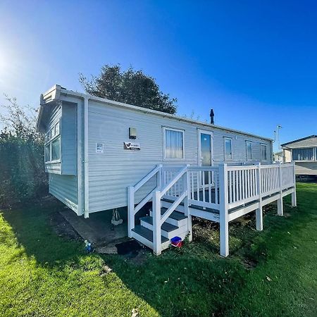 Lovely Caravan With Decking And Outside Furniture At Broadland Sands Ref 20113Bs Hopton on Sea Extérieur photo