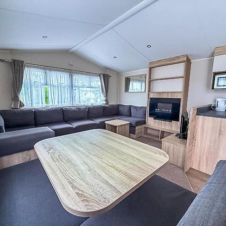 Lovely Caravan With Decking And Outside Furniture At Broadland Sands Ref 20113Bs Hopton on Sea Extérieur photo