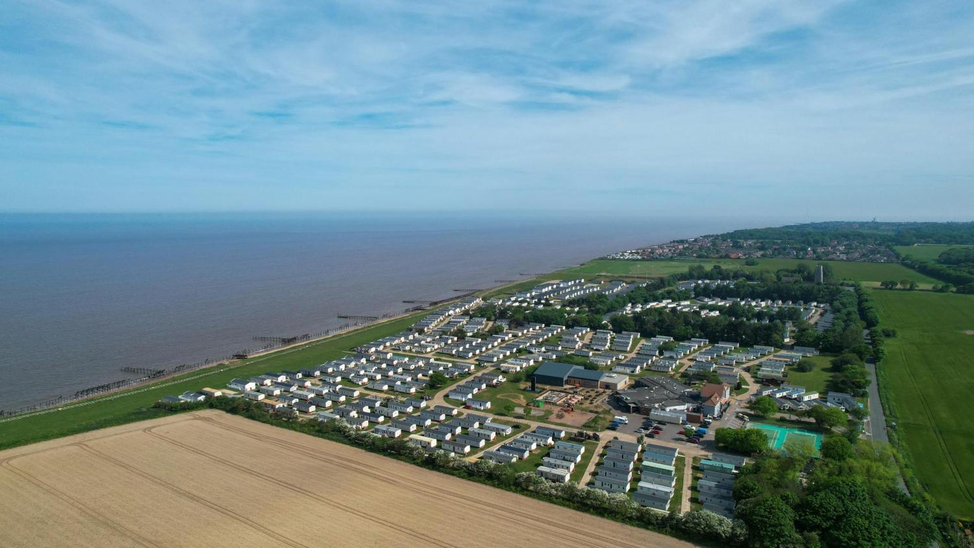 Lovely Caravan With Decking And Outside Furniture At Broadland Sands Ref 20113Bs Hopton on Sea Extérieur photo