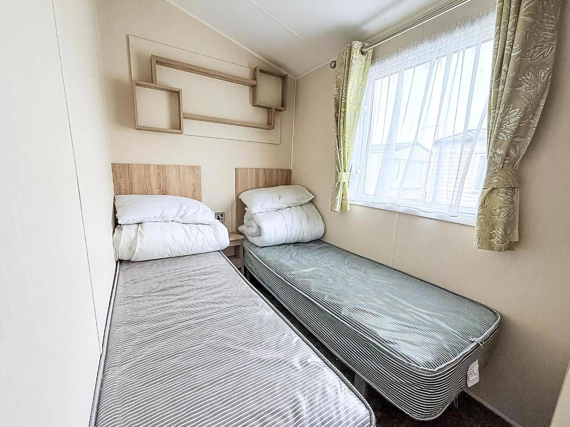 Lovely Caravan With Decking And Outside Furniture At Broadland Sands Ref 20113Bs Hopton on Sea Extérieur photo