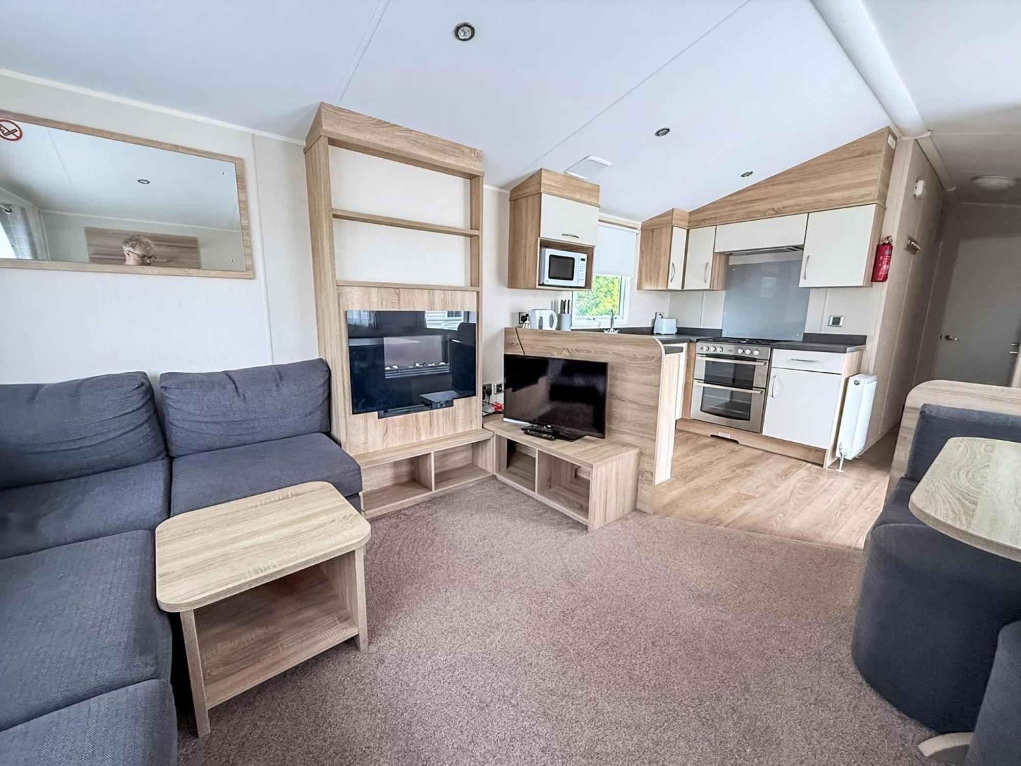 Lovely Caravan With Decking And Outside Furniture At Broadland Sands Ref 20113Bs Hopton on Sea Extérieur photo